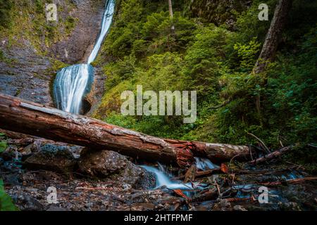 Schöne Aufnahme des Duruitoarea Wasserfalls im Ceahlau Nationalpark, Rumänien Stockfoto