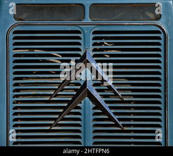 Nahaufnahme des Kühlergrills und des doppelten Chevron-Emblems eines Oldtimer Citroën. Stockfoto