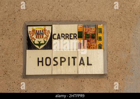 CAMBRILS, TARRAGONA, SPANIEN - 10. OKTOBER 2019 Straßenschild für Carrer Hospital Stockfoto