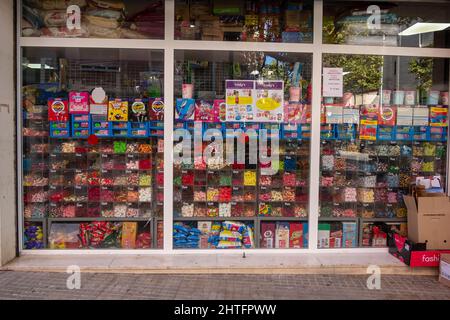 CAMBRILS, TARRAGONA, SPANIEN - 10. OKTOBER 2019 Süßwarenladen vorne Stockfoto