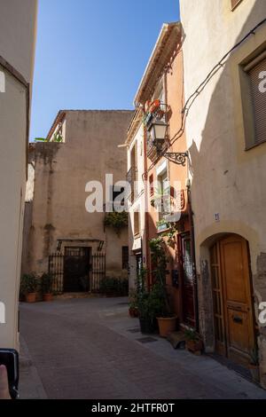 CAMBRILS, TARRAGONA, SPANIEN - 10. OKTOBER 2019 braun-weiße Häuser in den Hinterstraßen Stockfoto