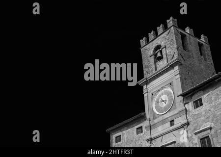 Cortona alter Uhrturm, Symbol der kleinen und charmanten antiken Stadt in der Toskana, fertiggestellt im 15th. Jahrhundert (Schwarz-Weiß mit Kopierraum) Stockfoto