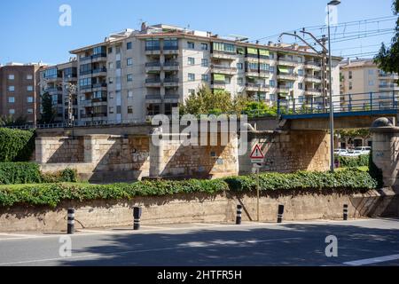 CAMBRILS, TARRAGONA, SPANIEN - 10. OKTOBER 2019 Eisenbahnbrücke über die riera d'Alforja Stockfoto