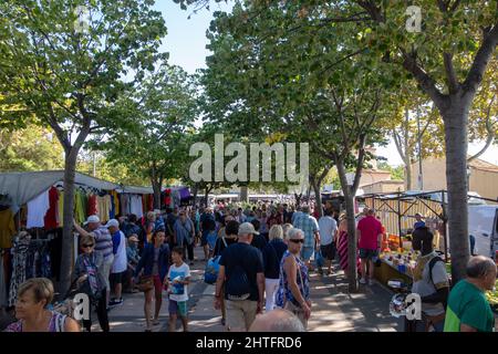 CAMBRILS, TARRAGONA, SPANIEN - 10. OKTOBER 2019 Shopper und Stände auf dem berühmten Wochenmarkt der Stadt Stockfoto