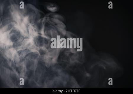 Nahaufnahme von ansteigendem Rauch vor schwarzem Hintergrund Stockfoto