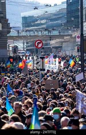 Bis zu 20’000 Menschen mit Transparenten in Bern protestieren gegen die russische Aggression in der Ukraine. Bern, Schweiz - 02.26.2022 Stockfoto