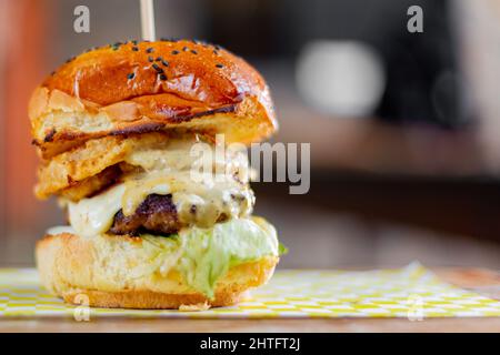 Nahaufnahme eines leckeren Hamburgers auf dem Tisch Stockfoto