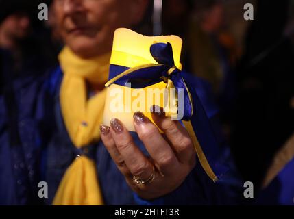 Leicester, Leicestershire, Großbritannien. 28.. Februar 2022. Ein Demonstranten hält während einer Mahnwache eine Kerze in der Hand, nachdem der russische Präsident Wladimir Putin die Invasion in der Ukraine angeordnet hatte. Hunderte von Menschen versammelten sich vor dem Rathaus, um der Ukraine ihre Unterstützung zu zeigen. Credit Darren Staples/Alamy Live News. Stockfoto