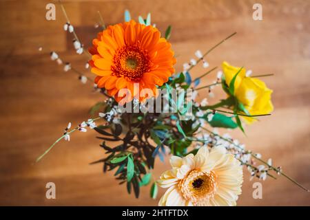 Draufsicht auf einen Blumenstrauß mit orangefarbenen und gelben Gerbera, Asteraceae, Plantae Stockfoto