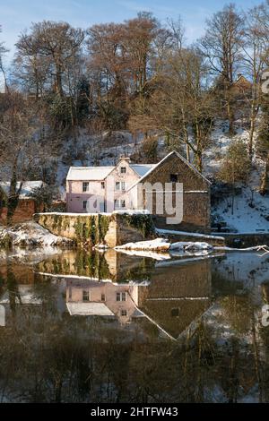 Winteransicht der alten Maismühle spiegelt sich in der Flussnutzung in Durham City, England, Großbritannien Dezember 2010 Stockfoto