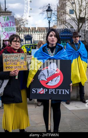 Demonstranten halten Plakate von Stop Putin, gegenüber der Downing Street in Whitehall, London, Großbritannien Stockfoto