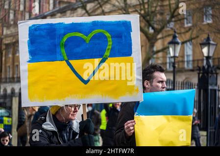 Wir lieben das Plakat Ukraine, gegenüber der Downing Street in Whitehall, London, Großbritannien Stockfoto