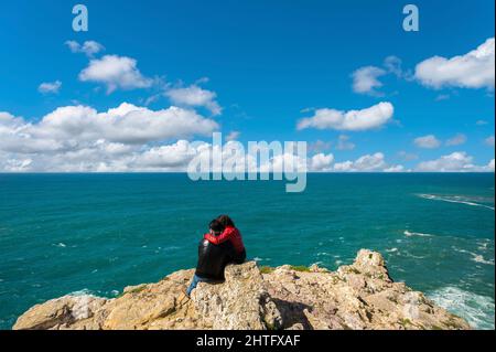 Steile Küste am Cabo de Sao Vicente mit einem jungen Paar, Sagres, Algarve, Portugal, Europa Stockfoto