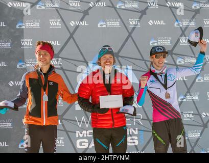 27. Februar 2022: Das Podium U23, John Rouen (links), Jacob Dewey (Mitte) und Samuel Wescott (rechts) nach dem steilen Vertikalwettbewerb bei den US-SKIMO National Championships, Vail, Colorado. Stockfoto