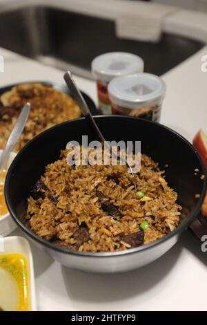 Nahaufnahme des köstlichen gebratenen Reises mit Rindfleisch und Erbsen Stockfoto
