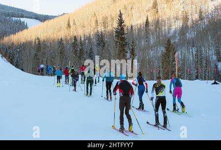 27. Februar 2022: SKIMO-Teilnehmer erreichen während der Winter Mountain Games und der US-SKIMO National Championships, Vail, Colorado, ein moderates Niveau des Vertikalen Aufstiegs. Stockfoto