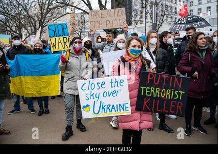 26.02.2022, Berlin, Deutschland, Europa - Protestierende, darunter in Berlin lebende Ukrainer und Anhänger, demonstrieren vor der russischen Botschaft. Stockfoto