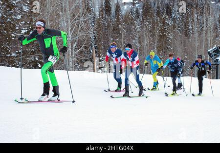 27. Februar 2022: Der SKIMO-Konkurrent, John O'Neill #316, bricht während des steilen Vertikalwettbewerbs bei den US-SKIMO National Championships in Vail, Colorado, aus einer Verfolgergruppe aus. Stockfoto