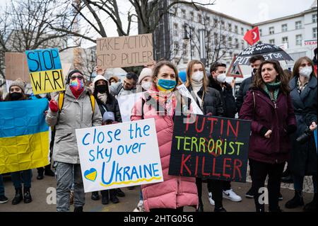 26.02.2022, Berlin, Deutschland, Europa - Protestierende, darunter in Berlin lebende Ukrainer und Anhänger, demonstrieren vor der russischen Botschaft. Stockfoto