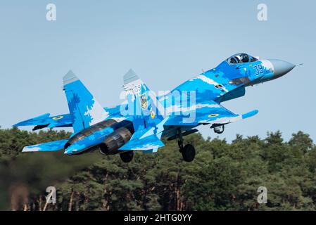 Ein zweimotoriger Kampfflugzeug der ukrainischen Luftwaffe Sukhoi Su-27. Stockfoto