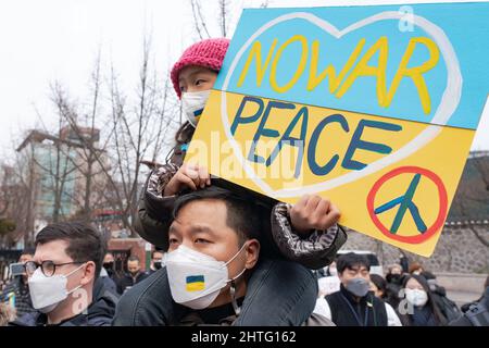 Seoul, Südkorea. 28.. Februar 2022. Ein Kind hält ein Plakat mit der Aufschrift „kein Krieg und Frieden“ während eines Protestes gegen den Angriff Russlands in der Ukraine vor der russischen Botschaft in Seoul. Kredit: SOPA Images Limited/Alamy Live Nachrichten Stockfoto