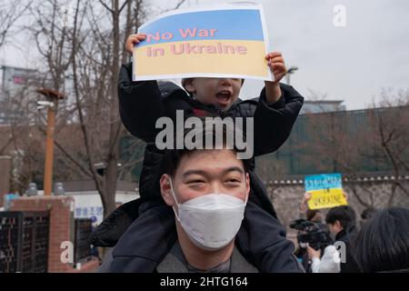 Seoul, Südkorea. 28.. Februar 2022. Ein halb koreanisches, halb ukrainisches Kind hält ein Plakat mit der Aufschrift „kein Krieg in der Ukraine“ während eines Protestes gegen den Angriff Russlands in der Ukraine vor der russischen Botschaft in Seoul. Kredit: SOPA Images Limited/Alamy Live Nachrichten Stockfoto