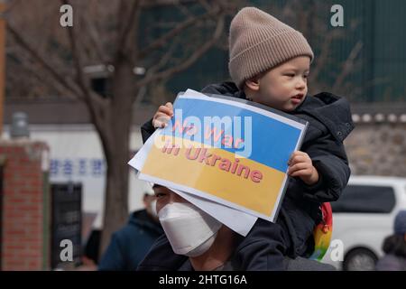 Seoul, Südkorea. 28.. Februar 2022. Ein halb koreanisches, halb ukrainisches Kind hält ein Plakat mit der Aufschrift „kein Krieg in der Ukraine“ während eines Protestes gegen den Angriff Russlands in der Ukraine vor der russischen Botschaft in Seoul. Kredit: SOPA Images Limited/Alamy Live Nachrichten Stockfoto