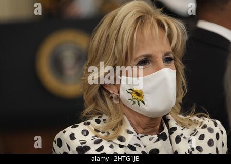 Washington, Vereinigte Staaten Von Amerika. 28.. Februar 2022. First Lady Dr. Jill Biden veranstaltet am Montag, den 28. Februar 2022, eine Feier im Rahmen des Black History Month im East Room des Weißen Hauses in Washington, DC. Schwarze Regierungsbeamte des Bundes, der Länder und der Gemeinden sowie Vertreter der Bürgerrechte sind anwesend.Quelle: Chris Kleponis/Pool/Sipa USA Quelle: SIPA USA/Alamy Live News Stockfoto