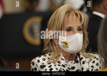 Washington, Vereinigte Staaten Von Amerika. 28.. Februar 2022. First Lady Dr. Jill Biden veranstaltet am Montag, den 28. Februar 2022, eine Feier im Rahmen des Black History Month im East Room des Weißen Hauses in Washington, DC. Schwarze Regierungsbeamte des Bundes, der Länder und der Gemeinden sowie Vertreter der Bürgerrechte sind anwesend.Quelle: Chris Kleponis/Pool/Sipa USA Quelle: SIPA USA/Alamy Live News Stockfoto