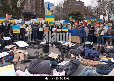 Seoul, Südkorea. 28.. Februar 2022. Demonstranten legen sich mit Plakaten während eines Protests gegen den Angriff Russlands in der Ukraine vor der russischen Botschaft in Seoul nieder. (Foto von Simon Shin/SOPA Images/Sipa USA) Quelle: SIPA USA/Alamy Live News Stockfoto