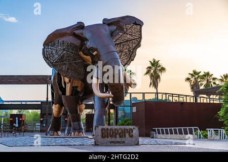 Valencia, Spanien. 27. Februar 2022. Eine Elefantenstatue im Zugang zum Bioparc Stockfoto