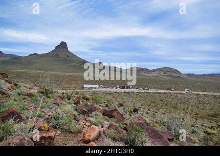 Route 66, der heutige Oatman Highway zwischen Kingman und Oatman, Arizona, USA, an der Cool Springs Station, am Fuße eines butte in der rauen Wüste Stockfoto