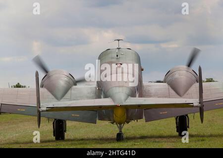 Ein Beechcraft Model 18 Flugzeug hebt beim 2021 ParisVillaroche Air Legend Meeting ab Stockfoto