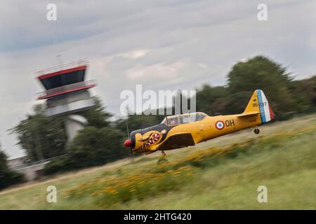 1952 North American T-6G Texan landet 2021 in ParisVillaroche Air Legend Meeting Stockfoto