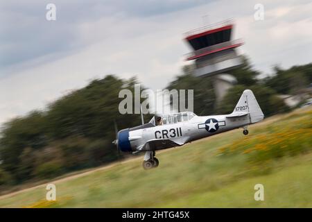 North American T-6G Texan landet beim 2021 ParisVillaroche Air Legend Meeting Stockfoto