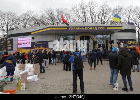 DNIPRO, UKRAINE - 28. FEBRUAR 2022 - Menschen drängen sich vor dem Freiwilligen- und Mobilisierungspunkt, der im Gebäude des Medienraums in der Nähe der regionalen Staatsverwaltung Dnipropetrovsk, Dnipro, Zentralukraine, eingerichtet wurde. Stockfoto