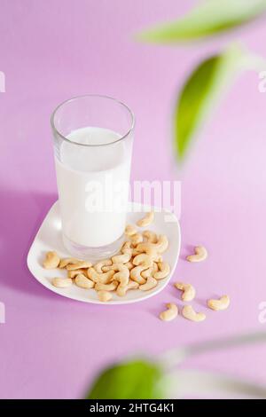 Vegetarische Cashewnuss Milch rosa vertikalen Hintergrund Stockfoto