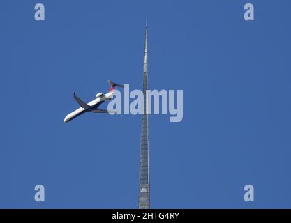 New York, Usa. 28.. Februar 2022. Am Montag, den 28. Februar 2022, fliegt ein Flugzeug am Turm des Chrysler Building in New York City vorbei. Foto von John Angelillo/UPI Credit: UPI/Alamy Live News Stockfoto