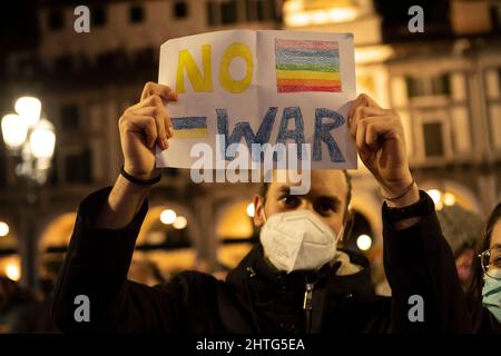 Brescia, Brescia, Italien. 28.. Februar 2022. Demonstration gegen den Krieg in der Ukraine ein Mann mit einem Zeichen gegen den Krieg (Foto: © Matteo Biatta/ZUMA Press Wire) Stockfoto