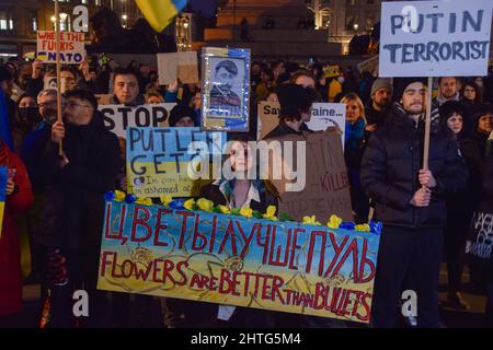 London, Großbritannien. 28.. Februar 2022. Ein Protestler hält ein Plakat mit der Aufschrift „Blumen sind besser als Kugeln“. Hunderte von Menschen versammelten sich am sechsten Tag der Proteste auf dem Trafalgar Square, während der Krieg in der Ukraine andauert. Kredit: Vuk Valcic/Alamy Live Nachrichten Stockfoto