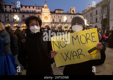 Brescia, Brescia, Italien. 28.. Februar 2022. Demonstration gegen den Krieg in der Ukraine eine Frau mit einem Zeichen gegen den Krieg auf der Piazza Loggia (Foto: © Matteo Biatta/ZUMA Press Wire) Stockfoto