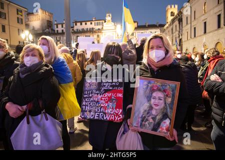 Brescia, Brescia, Italien. 28.. Februar 2022. Demonstration gegen den Krieg in der Ukraine ukrainische Frau mit ihrer Tochter, die auf dem Bild Tränen ins Gesicht zog (Foto: © Matteo Biatta/ZUMA Press Wire) Stockfoto