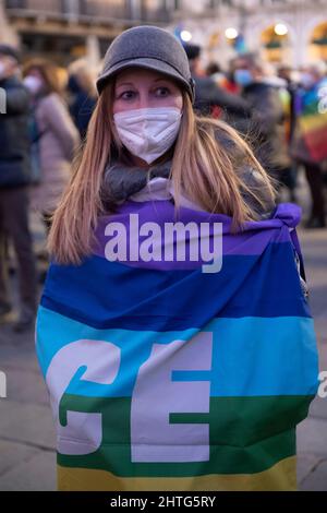 Brescia, Brescia, Italien. 28.. Februar 2022. Demonstration gegen den Krieg in der Ukraine ukrainische Frau mit Friedensflagge auf der Piazza Loggia mit ukrainischen Flaggen (Foto: © Matteo Biatta/ZUMA Press Wire) Stockfoto