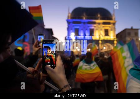 Brescia, Brescia, Italien. 28.. Februar 2022. Demonstration gegen den Krieg in der Ukraine ein Mann fotografiert mit seinem Telefon auf der Piazza Loggia (Bild: © Matteo Biatta/ZUMA Press Wire) Stockfoto