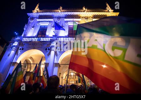 Brescia, Brescia, Italien. 28.. Februar 2022. Demonstration gegen den Krieg in der Ukraine Friedensfahne vor einem Loggia-Palast mit Farben der ukrainischen Flagge (Foto: © Matteo Biatta/ZUMA Press Wire) Stockfoto