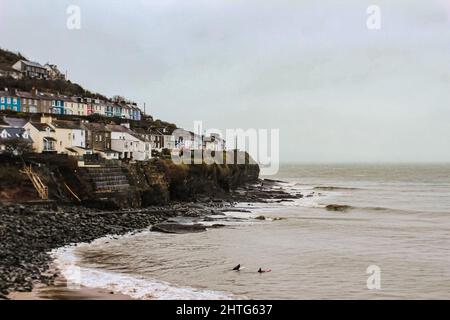 Wunderschöne Aussicht auf den Strand, die Irische See und die Cardigan Bay an der walisischen Küste in New Quay, Wales an einem bewölkten Tag Stockfoto