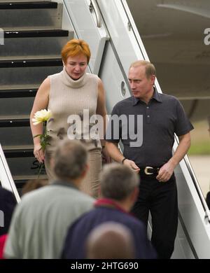 Der russische Präsident WLADIMIR PUTIN und seine Frau LYUDMILA PUTINA kommen am Flughafen Waco an, um mit Präsident GEORGE W. BUSH (nicht gezeigt) auf der Ranch in Crawford, Texas, einen zweitägigen Gipfel zu besteigen. Die beiden Staats- und Regierungschefs diskutierten über die Verbreitung von Atomwaffen und die Aussichten für einen Weltfrieden nach den Anschlägen von 9/11 einen Monat zuvor. Stockfoto