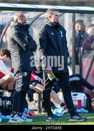 Rotterdam - Feyenoord O16 Trainer Brian Pinas, Feyenoord O16 Assistenztrainer Robin van Persie während des Spiels zwischen Feyenoord O16 und NAC JA15-1 bei N Stockfoto
