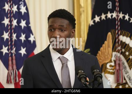 Washington, Vereinigte Staaten Von Amerika. 28.. Februar 2022. Kateo Hilton spricht am Montag, den 28. Februar 2022, bei einer Feier im Rahmen des Black History Month im East Room des Weißen Hauses in Washington, DC. Schwarze Regierungsbeamte des Bundes, der Länder und der Gemeinden sowie Vertreter der Bürgerrechte sind anwesend.Quelle: Chris Kleponis/Pool/Sipa USA Quelle: SIPA USA/Alamy Live News Stockfoto