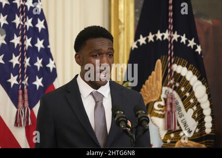 Washington, Vereinigte Staaten Von Amerika. 28.. Februar 2022. Kateo Hilton spricht am Montag, den 28. Februar 2022, bei einer Feier im Rahmen des Black History Month im East Room des Weißen Hauses in Washington, DC. Schwarze Regierungsbeamte des Bundes, der Länder und der Gemeinden sowie Vertreter der Bürgerrechte sind anwesend.Quelle: Chris Kleponis/Pool/Sipa USA Quelle: SIPA USA/Alamy Live News Stockfoto